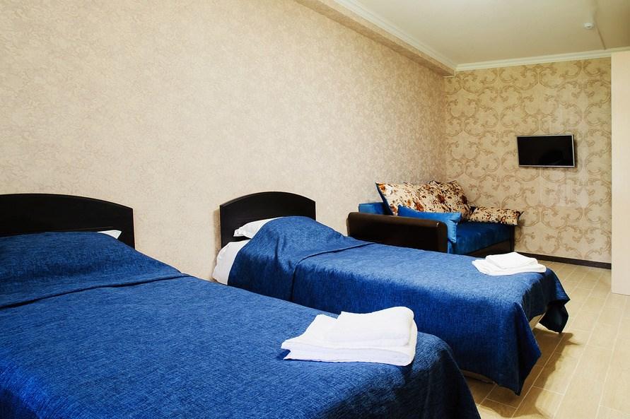 Комфорт трехместный с 2 раздельными кроватями и диваном